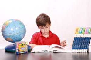 男の子が一人で勉強している